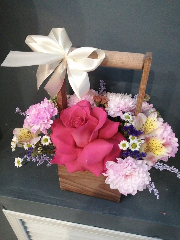 Деревянный ящик с цветами, артикул F1356901 - 4100 рублей, доставка по городу. Flawery - доставка цветов