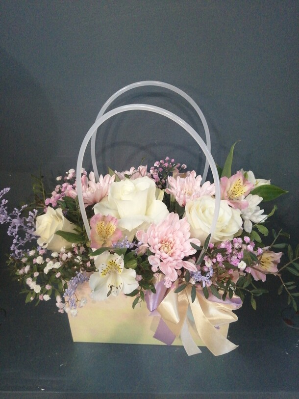 Сумочка с цветами, артикул F1371065 - 2950 рублей, доставка по городу. Flawery - доставка цветов