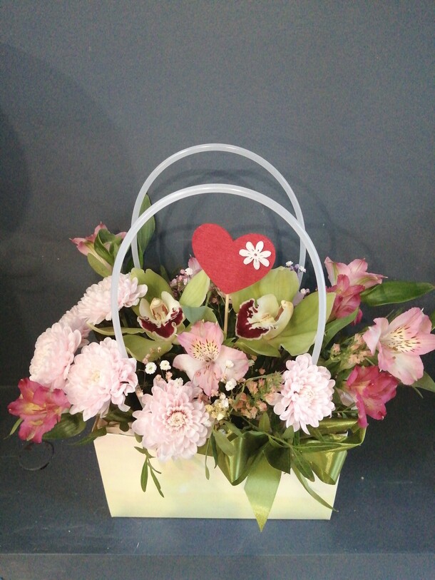 Сумочка с сердечком, артикул F1379180 - 2950 рублей, доставка по городу. Flawery - доставка цветов