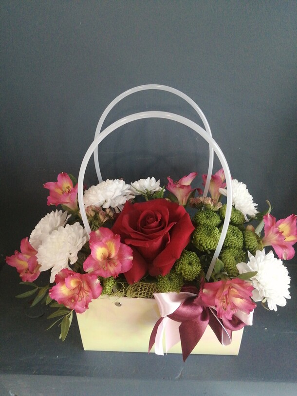 Цветы в сумочке, артикул F1383589 - 2950 рублей, доставка по городу. Flawery - доставка цветов