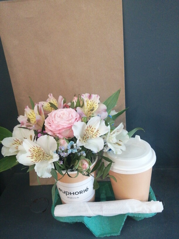 Комплимент с кофе, артикул F1384895 - 1700 рублей, доставка по городу. Flawery - доставка цветов