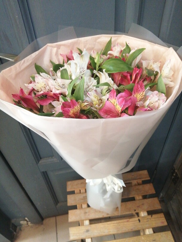 Букет из 9 альстромерий микс, артикул F1400392 - 3000 рублей, доставка по городу. Flawery - доставка цветов