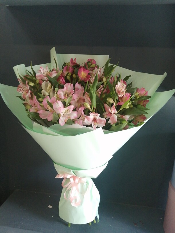 Букет из 11 альстромерий, артикул F1404702 - 3400 рублей, доставка по городу. Flawery - доставка цветов