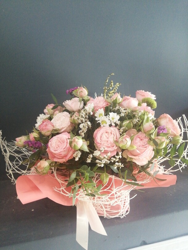 Композиция из кустовой розы, артикул F1452719 - 2900 рублей, доставка по городу. Flawery - доставка цветов