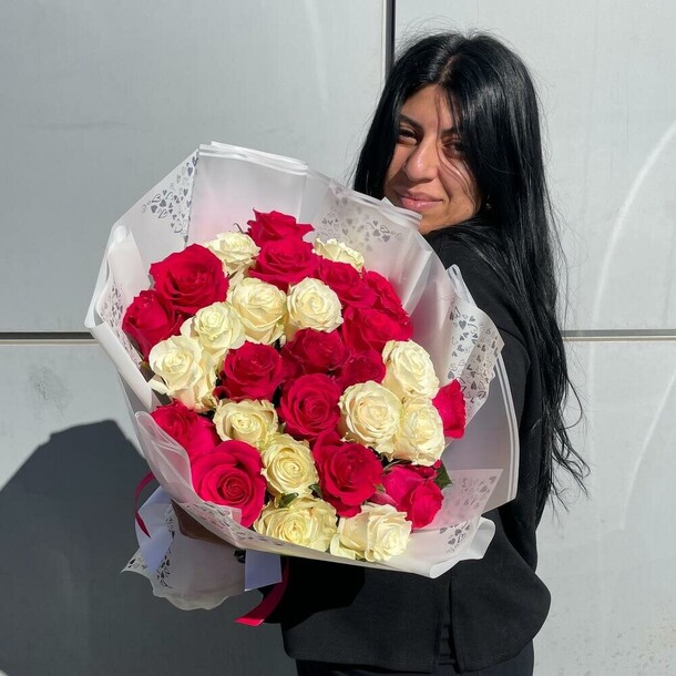 29 бело розовых роз, артикул F1189998 - 8800 рублей, доставка по городу. Flawery - доставка цветов