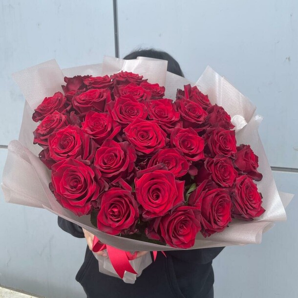 25 красных роз, артикул F1190641 - 9800 рублей, доставка по городу. Flawery - доставка цветов
