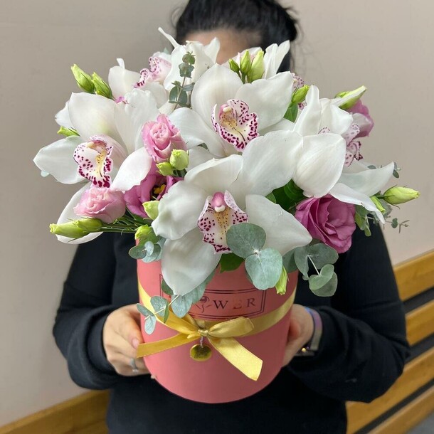 Орхидея с эустомой в шляпной коробке, артикул F1190883 - 6500 рублей, доставка по городу. Flawery - доставка цветов