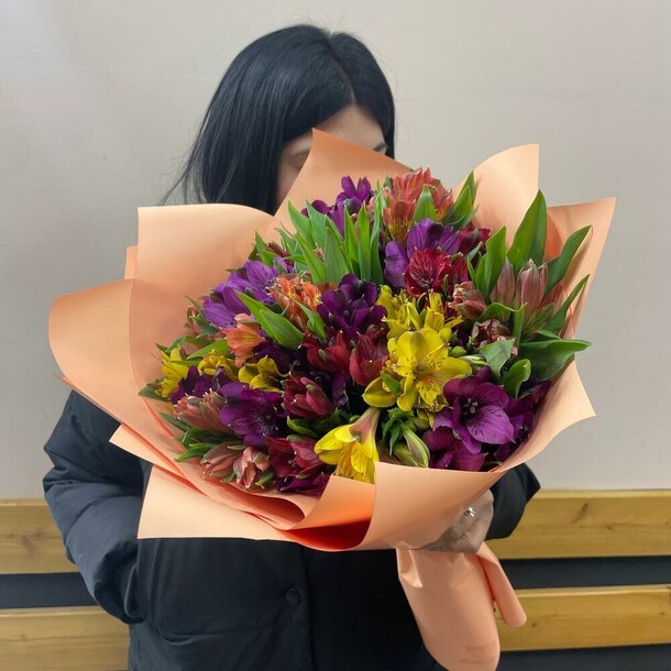 Альстромерия микс 19 штук, артикул F1191801 - 6700 рублей, доставка по городу. Flawery - доставка цветов