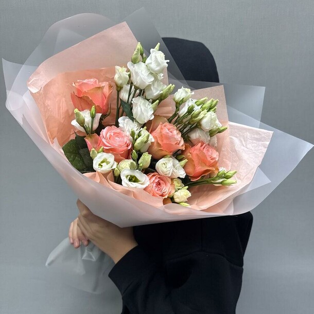 Пионовидные розы чайные с эустомой, артикул F1358281 - 7300 рублей, доставка по городу. Flawery - доставка цветов