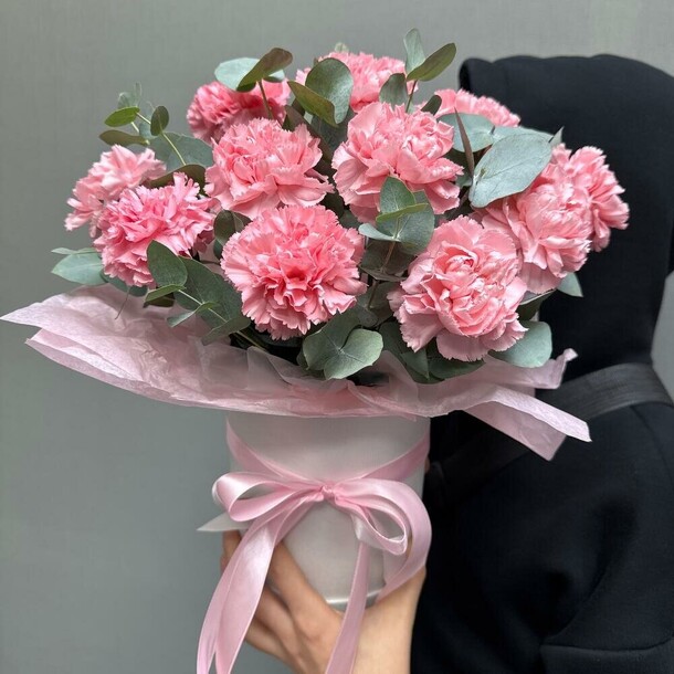 Диантус (гвоздика) с эвкалиптом в шляпной коробке, артикул F1358287 - 4900 рублей, доставка по городу. Flawery - доставка цветов