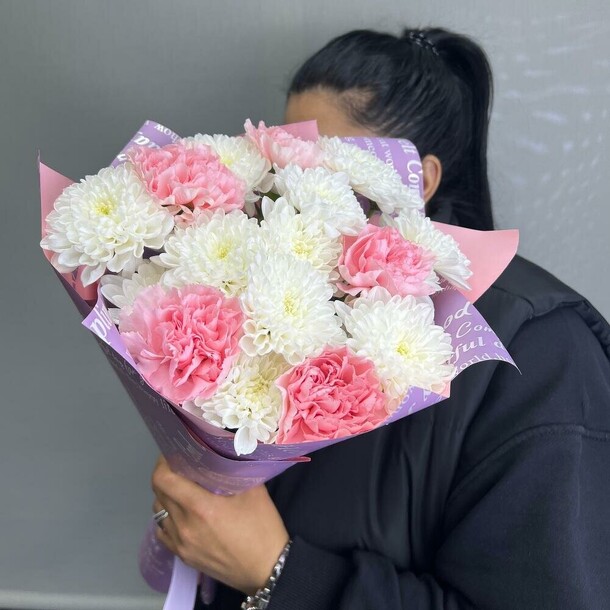 Хризантема с диантусом, артикул F1377370 - 2900 рублей, доставка по городу. Flawery - доставка цветов