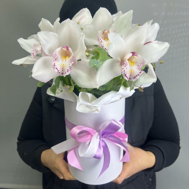 Орхидея с эвкалиптом в коробке, артикул F1379569 - 3500 рублей, доставка по городу. Flawery - доставка цветов