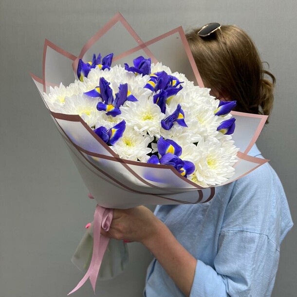 Хризантема кустовая и ирис, артикул F1379608 - 4300 рублей, доставка по городу. Flawery - доставка цветов