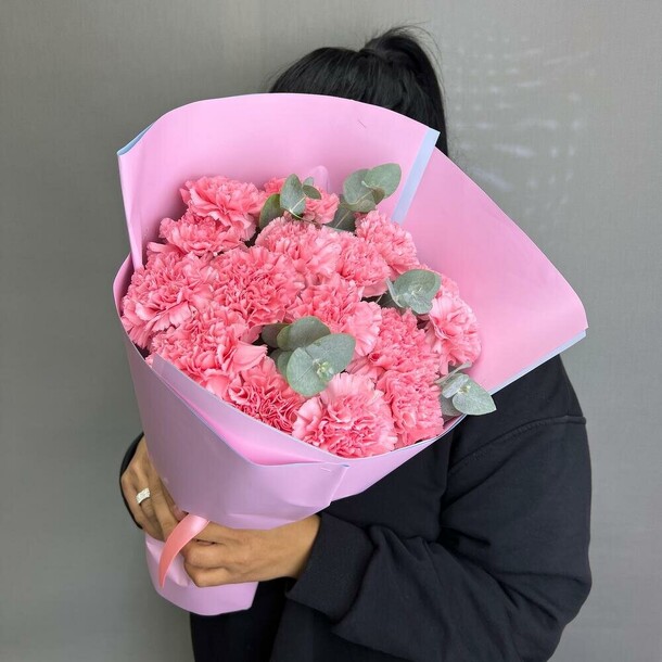 Розовый диантус с эвкалиптом, артикул F1379690 - 4200 рублей, доставка по городу. Flawery - доставка цветов