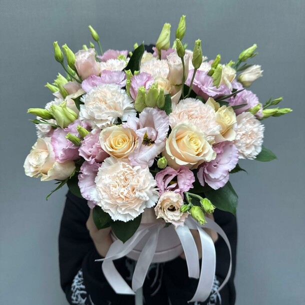 Розы с диантусом в шляпной коробке, артикул F1379955 - 9750 рублей, доставка по городу. Flawery - доставка цветов