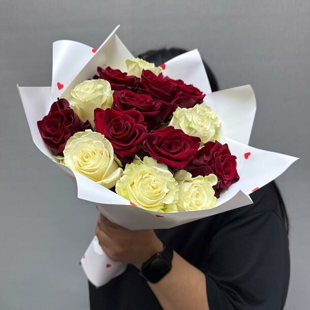 Красные и белые розы эквадор, артикул F1382442 - 5900 рублей, доставка по городу. Flawery - доставка цветов