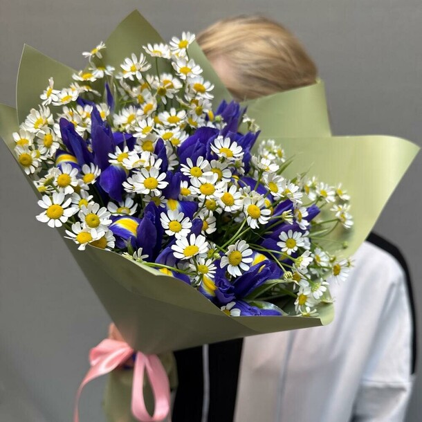 Ирис и ромашки, артикул F1432233 - 4500 рублей, доставка по городу. Flawery - доставка цветов