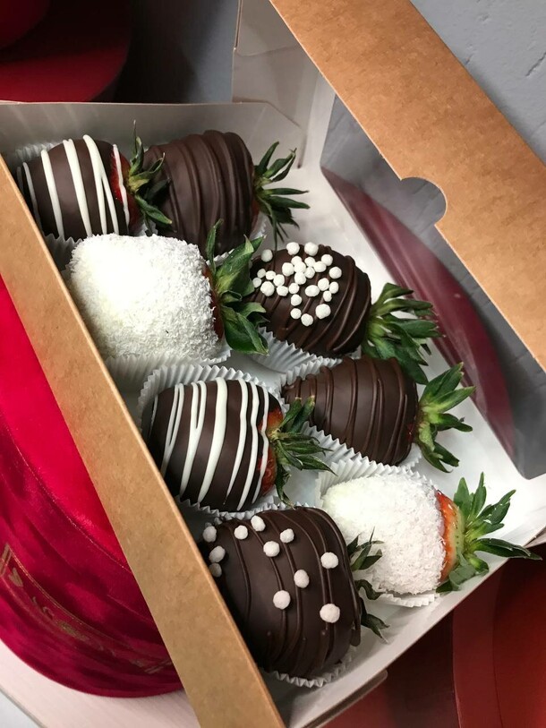 Клубника в шоколаде молочный /белый шоколад, артикул F1191317 - 2290 рублей, доставка по городу. Flawery - доставка цветов