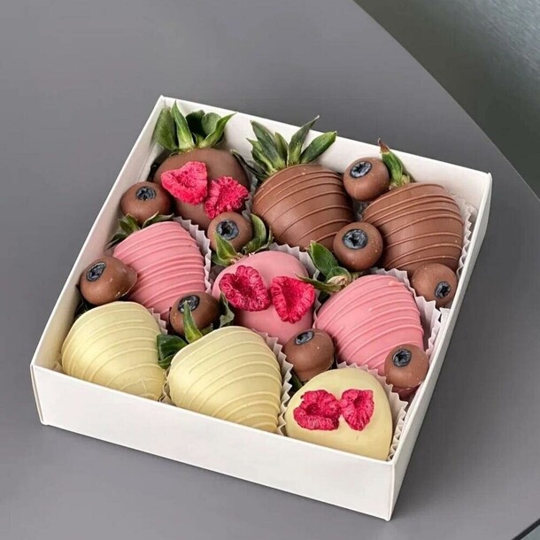 Клубника в шоколаде три шоколада, артикул F1516656 - 2990 рублей, доставка по городу. Flawery - доставка цветов