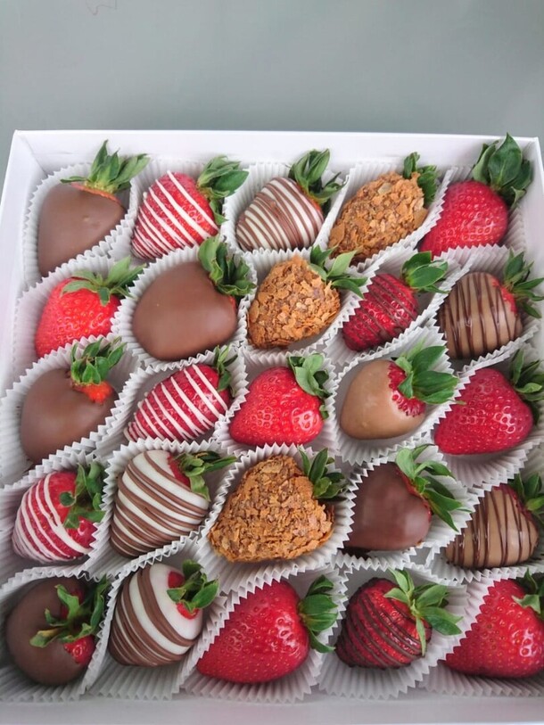 Подарочный набор свежей клубнички и шоколада, артикул F1516667 - 4990 рублей, доставка по городу. Flawery - доставка цветов