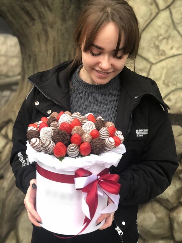 Бокс клубники в шляпной коробке м микс, артикул F1516668 - 7990 рублей, доставка по городу. Flawery - доставка цветов