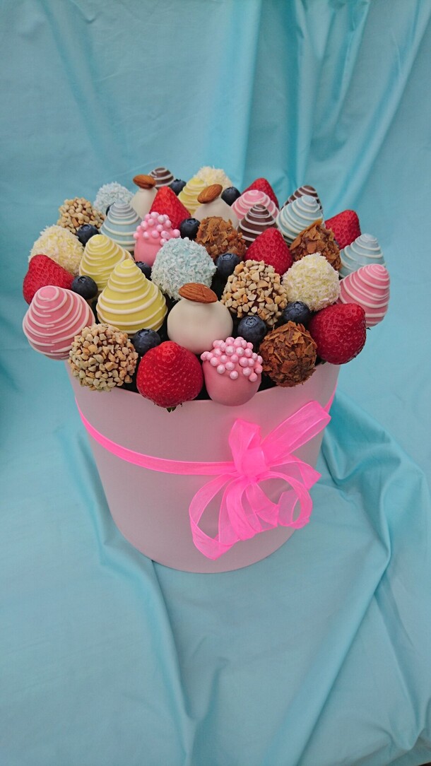 Букет клубники в шоколаде с фруктовым вкусом, артикул F1516671 - 7390 рублей, доставка по городу. Flawery - доставка цветов