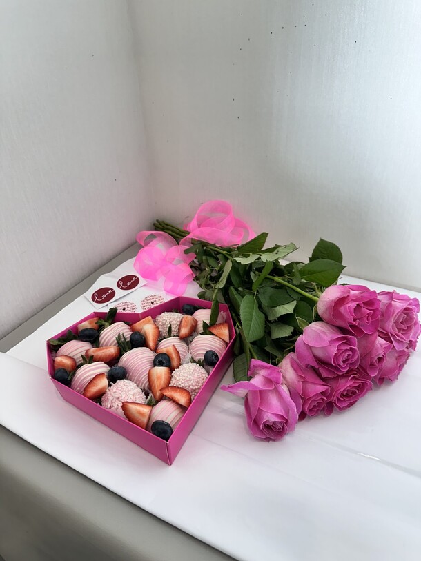 Подарочный набор розы и клубника 🍓, артикул F1521391 - 5750 рублей, доставка по городу. Flawery - доставка цветов