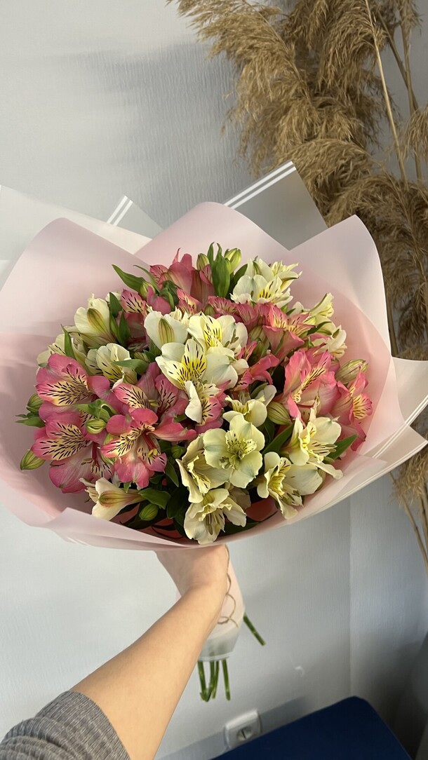 Микс альстромерий, артикул F1190610 - 3280 рублей, доставка по городу. Flawery - доставка цветов