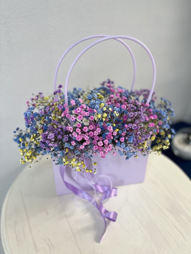 Сумочка с гипсофилой, артикул F1190687 - 2580 рублей, доставка по городу. Flawery - доставка цветов