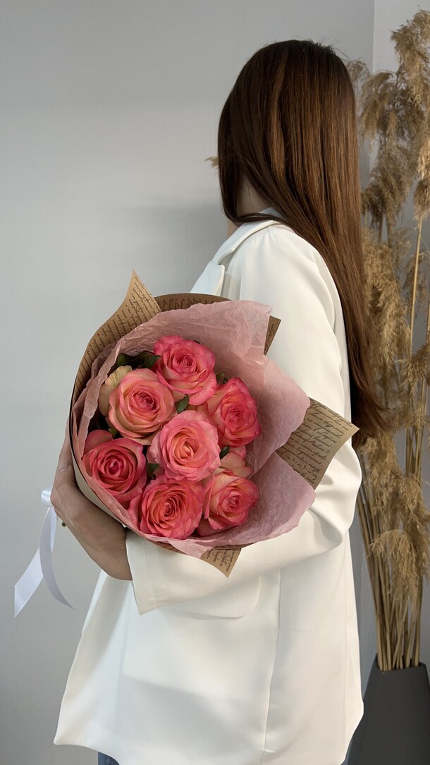 7 роз в крафте, артикул F1192198 - 2320 рублей, доставка по городу. Flawery - доставка цветов