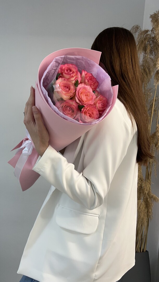 7 роз, артикул F1192200 - 2320 рублей, доставка по городу. Flawery - доставка цветов