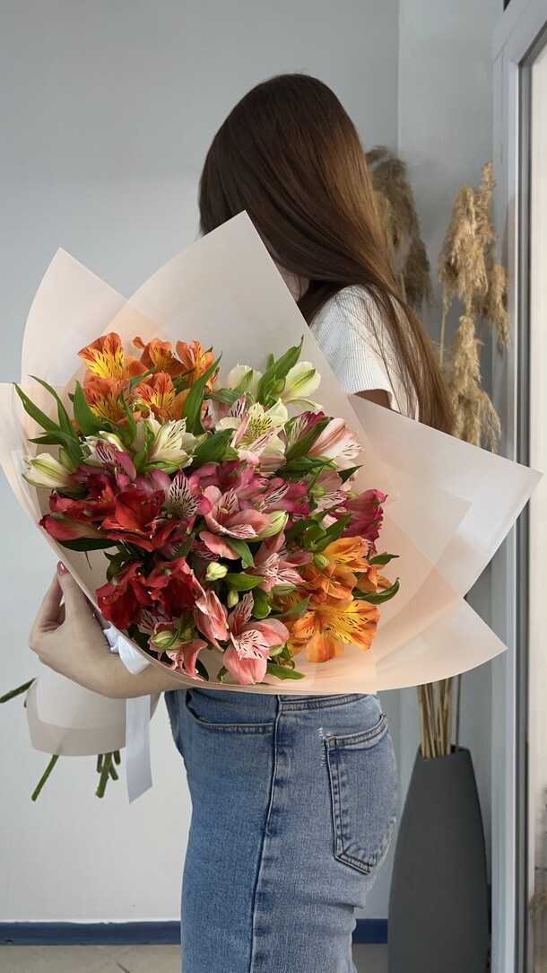 Микс альстромерий, артикул F1195371 - 3280 рублей, доставка по городу. Flawery - доставка цветов