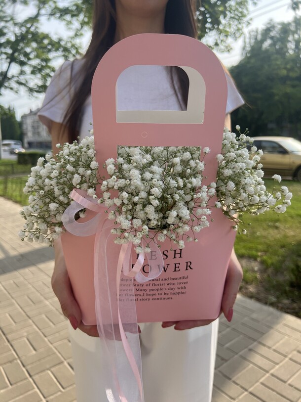 Сумочка с гипсофилой, артикул F1199759 - 2497 рублей, доставка по городу. Flawery - доставка цветов