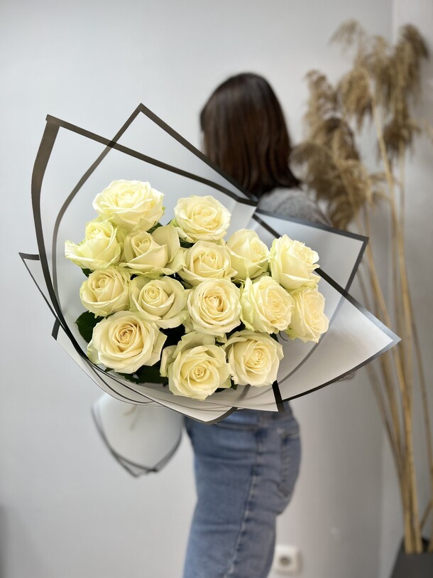 15 белых роз премиум, артикул F1200584 - 4950 рублей, доставка по городу. Flawery - доставка цветов