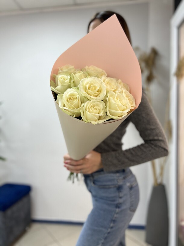 11 белых роз премиум, артикул F1200585 - 3290 рублей, доставка по городу. Flawery - доставка цветов