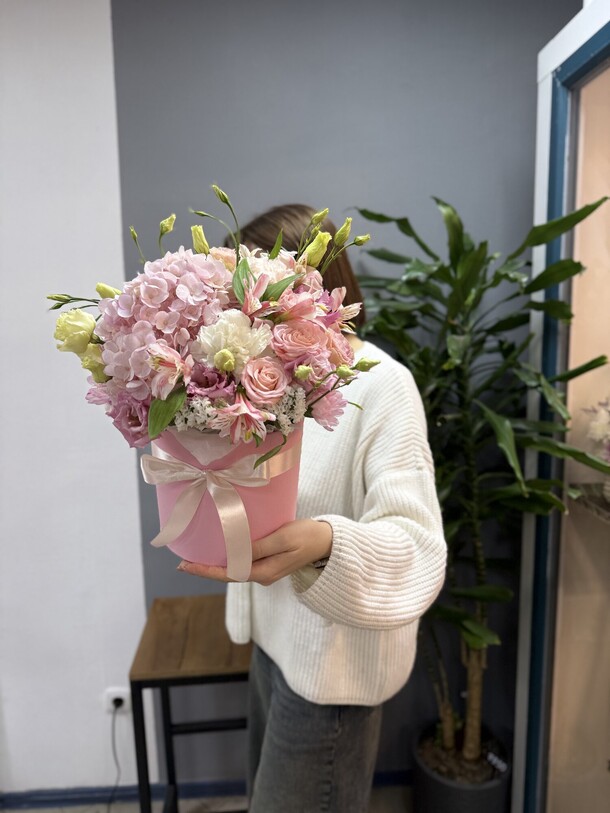 Авторская коробочка «адель» с гортензией и эустомой, артикул F1403568 - 5680 рублей, доставка по городу. Flawery - доставка цветов