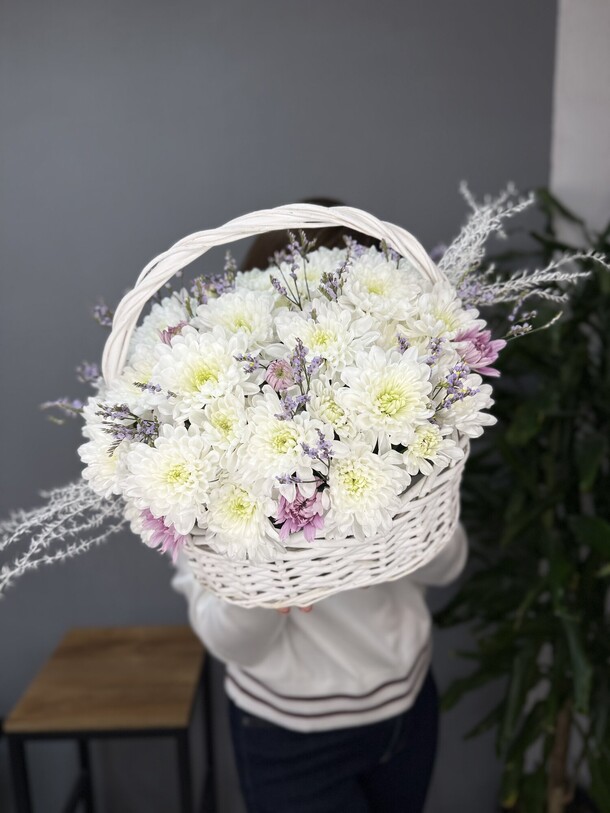 Корзина «утро в провансе» с хризантемой, артикул F1403571 - 5950 рублей, доставка по городу. Flawery - доставка цветов