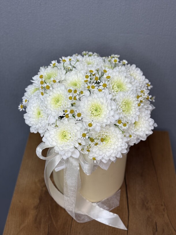 Коробочка с хризантемами и ромашкой, артикул F1403577 - 3540 рублей, доставка по городу. Flawery - доставка цветов