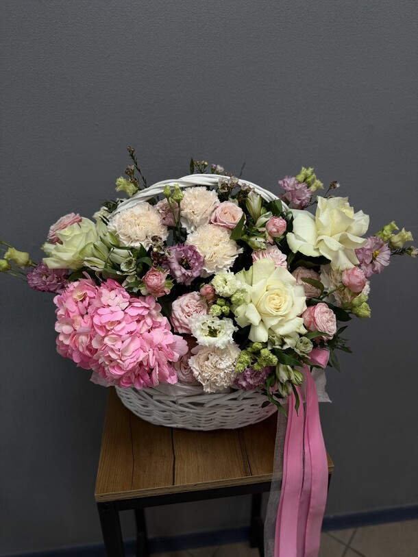 Корзина «эмилия» с гортензией и французскими  розами, артикул F1403598 - 12180 рублей, доставка по городу. Flawery - доставка цветов