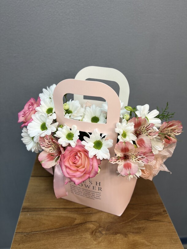 Сумочка «грация» с розами и хризантемами, артикул F1403605 - 2490 рублей, доставка по городу. Flawery - доставка цветов