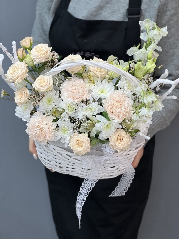 Корзина «крем-карамель» с кустовыми розами, артикул F1403607 - 7230 рублей, доставка по городу. Flawery - доставка цветов