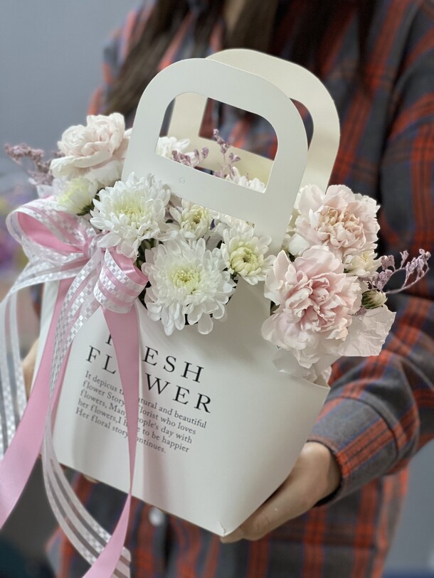 Сумочка «шиммер» с хризантемой и диантусами, артикул F1403615 - 2380 рублей, доставка по городу. Flawery - доставка цветов