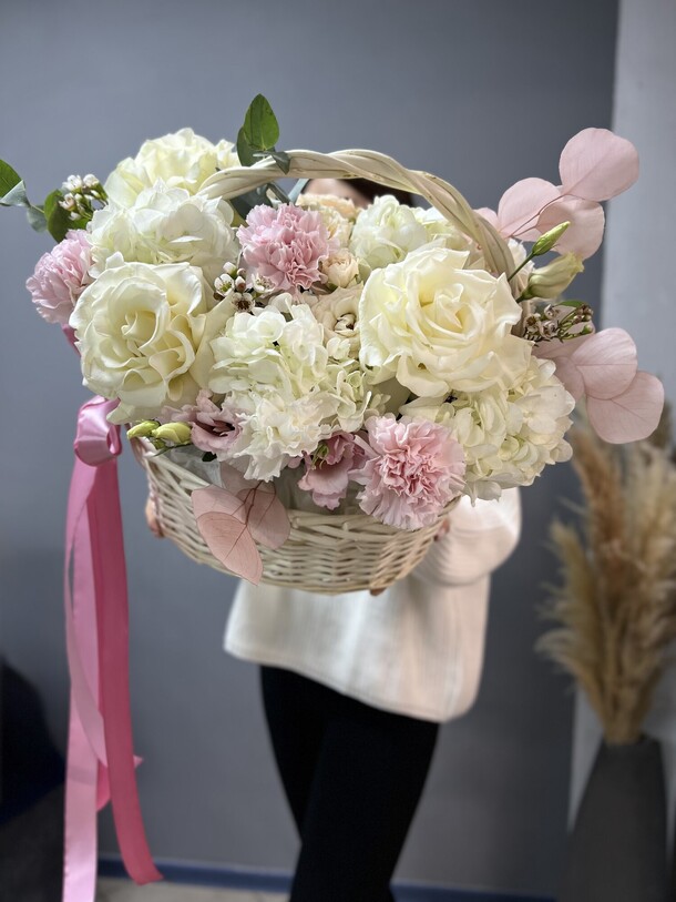 Корзина «с любовью» с французскими розами и гортензией, артикул F1404277 - 8751 рублей, доставка по городу. Flawery - доставка цветов