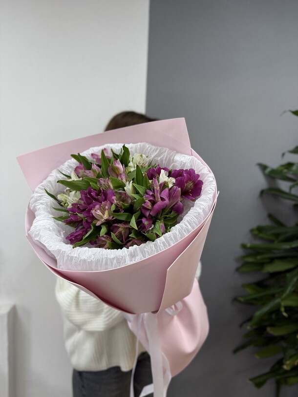 Нежный букет из альстромерий, артикул F1404735 - 3740 рублей, доставка по городу. Flawery - доставка цветов