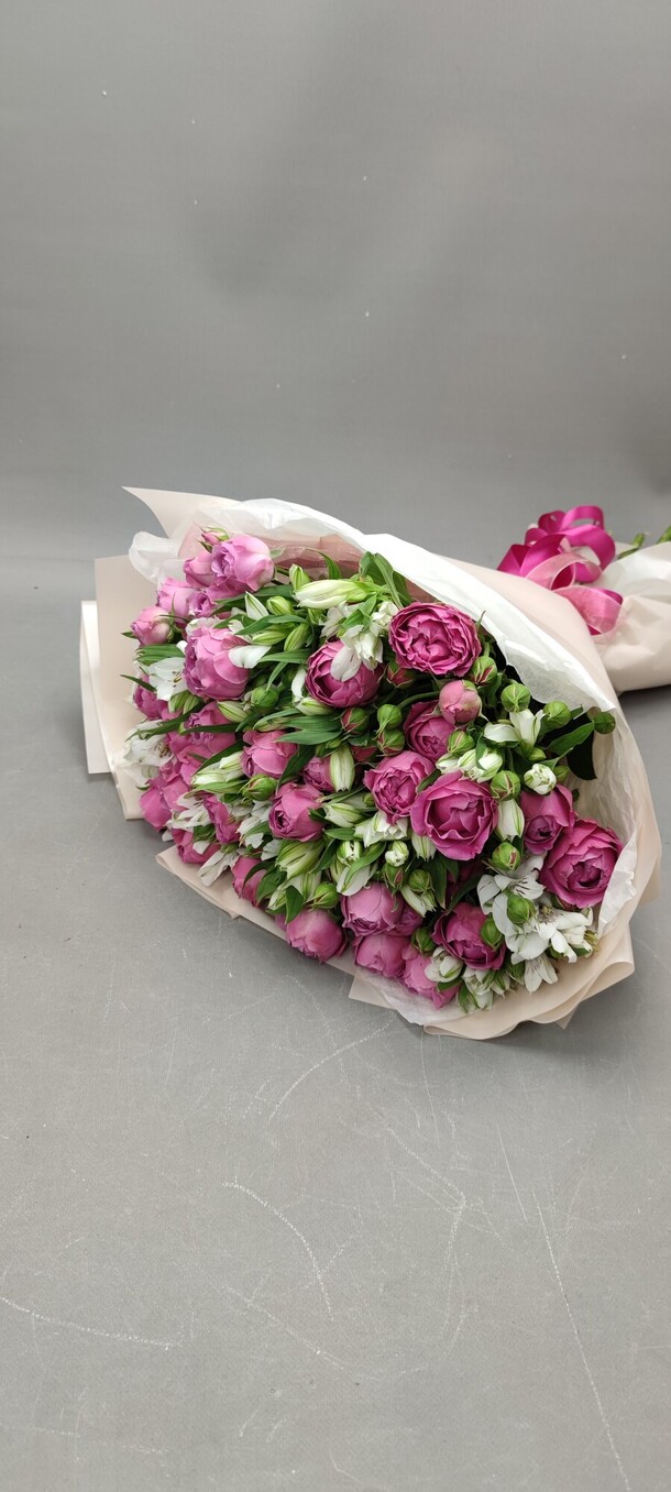 Пионовидная роза с альстромерией, артикул F1203785 - 8450 рублей, доставка по городу. Flawery - доставка цветов