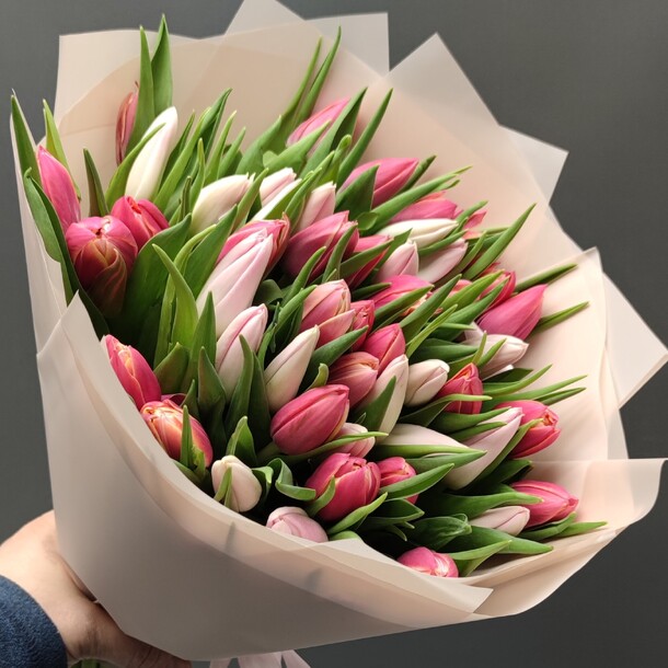 Тюльпаны 51шт, артикул F1240473 - 9990 рублей, доставка по городу. Flawery - доставка цветов