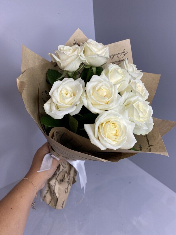 Белые розы в крафте, артикул F1210850 - 4494 рублей, доставка по городу. Flawery - доставка цветов