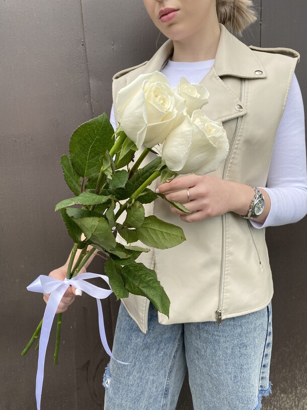 Белые розы 3 шт под ленту, артикул F1191748 - 1090 рублей, доставка по городу. Flawery - доставка цветов