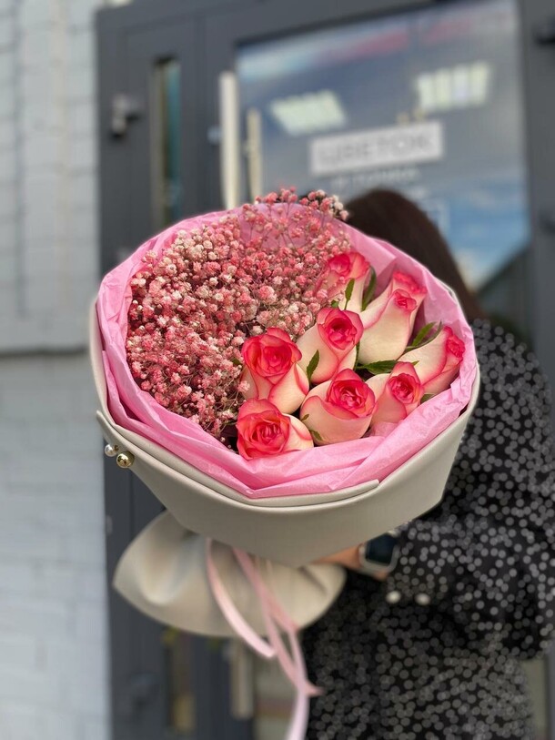 Букет из розовых роз и гипсофилы, артикул F1302796 - 3990 рублей, доставка по городу. Flawery - доставка цветов