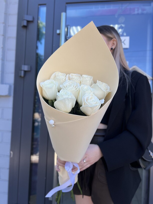 Белые импортные розы (9 шт) в упаковке, артикул F1302803 - 3490 рублей, доставка по городу. Flawery - доставка цветов